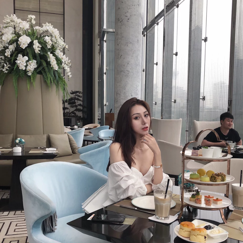 微信美女套图素材_白富美生活照美食旅游摆拍等视频图1